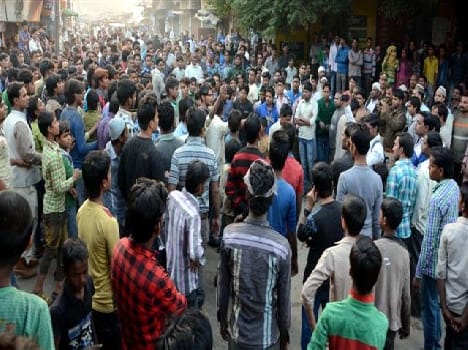 Procession out of the window of the bus power pole cut off from the neck of teenager
